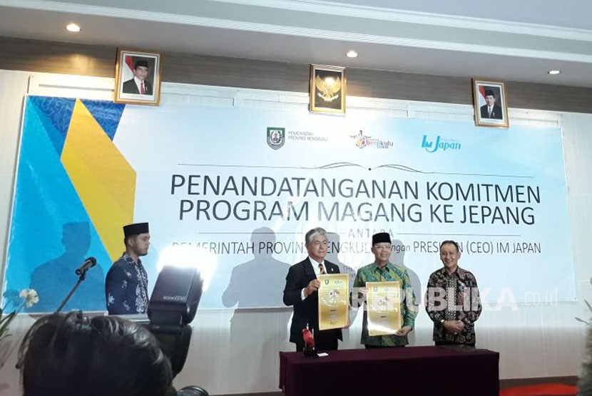 Plt Gub Bengkulu Rohidin Mersyah (ke dua dari kanan) dan Penasihat Perwakilan International Manpower Development Organization Japan (IM Jepang) Jakarta Gitetsu Nishijima menandatangani kerja sama program pemagangan ke Jepang di di Kota Bengkulu, Jumat (17/11).