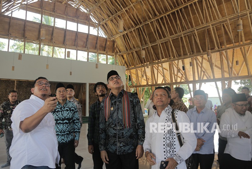 Plt Gubernur Aceh, Ir. Nova Iriansyah, MT meresmikan masjid An-Nur Aceh yang merupakan bantuan masyarakat Aceh untuk korban gempa di Desa Gondang, Kecamatan Gangga, Lombok, Nusa Tenggara Barat, Ahad (28/2019). 
