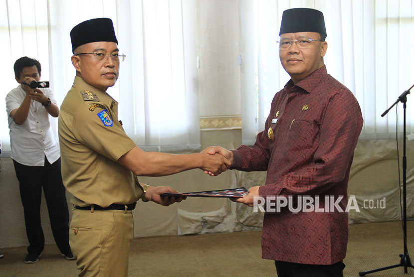Plt Gubernur Bengkulu Rohidin Mersyah (kanan) menyerahkan SK Kemendagri kepada Wakil Bupati Bengkulu Selatan Gusnan Mulyadi (tengah) di Kantor Pemerintahan Provinsi Bengkulu, Bengkulu, Kamis (17/5).