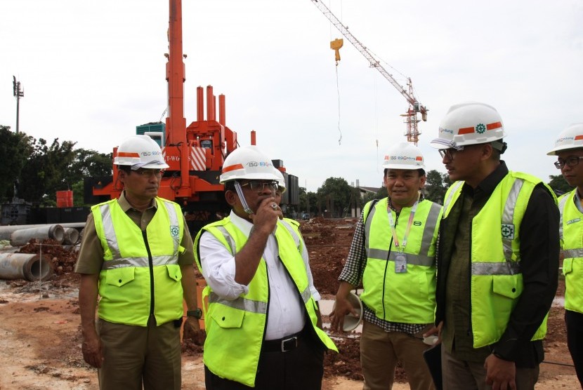 Plt Gubernur DKI Jakarta Soni Sumarsono (kedua kiri) 