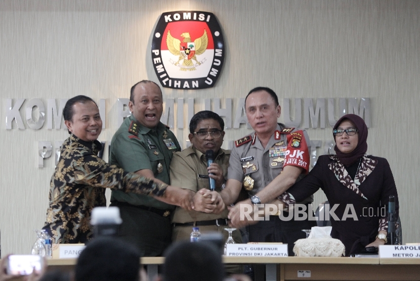  Plt Gubernur DKI Jakarta Soni Sumarsono (tengah), usai menggelar rapat jelang Pilkada DKI di Gedung KPU DKI Jakarta, Selasa (7/2).