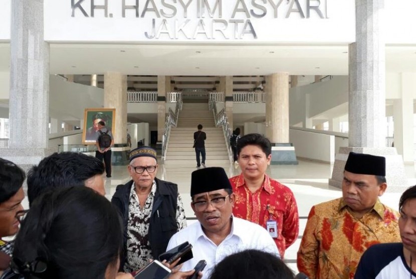 Plt Gubernur DKI Jakarta, Sumarsono, melakukan tinjauan di Masjid Raya KH Hasyim Asy'ari, Daan Mogot, Jakarta Barat, Sabtu (15/4). 