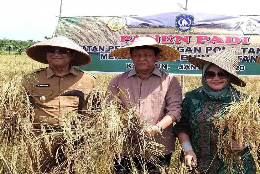 Plt Gubernur provinsi Kepulauan Riau Isdianto (tengah) meminta kepada Presiden RI Jokowi agar wisatawan mancanegara (wisman) mulai diizinkan masuk provinsinya