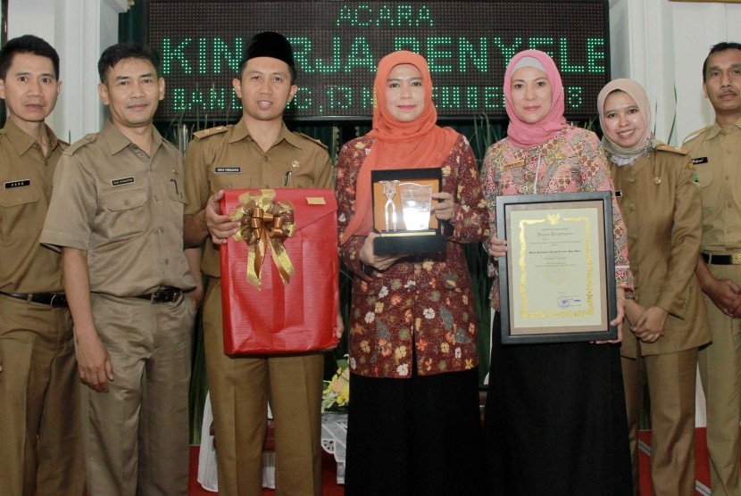 Plt Kepala Bapenda Jabar Dra Hj Nanin Hayani Adam MSi (tengah) memegang plakat penghargaan dalam ajang Tim Koordinasi Kerja Sama Daerah (TKKSD) Award tahun 2018 yang berlangsung di Aula Barat Gedung Sate, Bandung, Selasa (13/11).