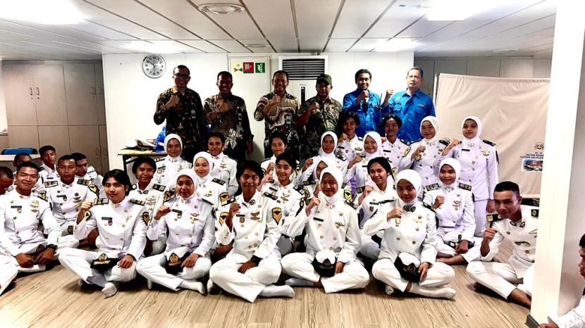 Plt Kepala BPSDMP Capt Wisnu Handoko (tengah) bersama rombongan berfoto bersama usai mengunjungi Kapal Latih Hasanuddin yang mengikuti Sailing Pass pada acara  Hari Nusantara, Tidore, Rabu (13/12).
