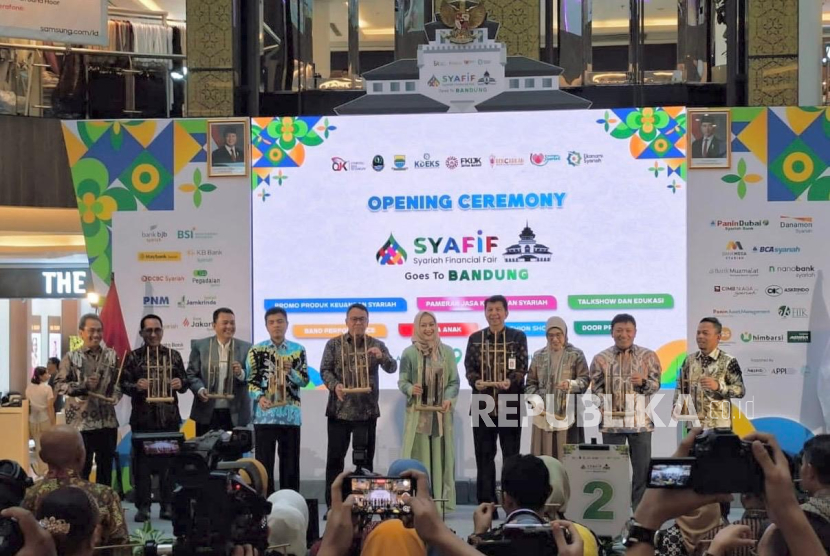 Plt Kepala Departemen Literasi, Inklusi Keuangan dan Komunikasi OJK Mohammad Ismail Riyadi, Kepala Eksekutif Pengawas Perilaku Pelaku Usaha Jasa Keuangan, Edukasi dan Pelindungan Konsumen (KE PEPK) Friderica Widyasari Dewi, Kepala OJK Provinsi Jawa Barat Darwisman, Kepala Manajemen Pelaksana KDEKS Diana Sari dan Wakil Direktur Utama PT Bank Syariah Indonesia Tbk (BSI) Bob T Ananta dalam pembukaan acara Syariah Financial Fair di Bandung.