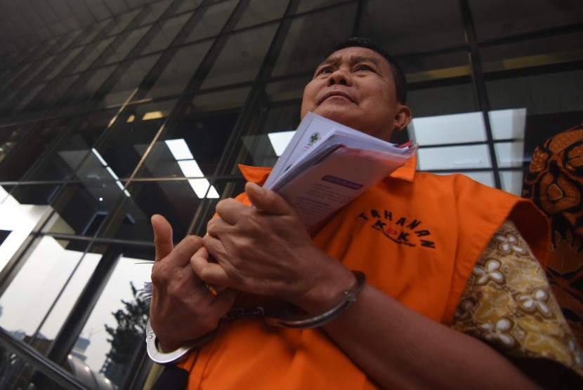 Plt Kepala Dinas Pekerjaan Umum Kabupaten Pegunungan Arfak Papua Barat Natan Pasomba meninggalkan gedung KPK seusai menjalani pemeriksaan di Jakarta, Jumat (21/6/2019).