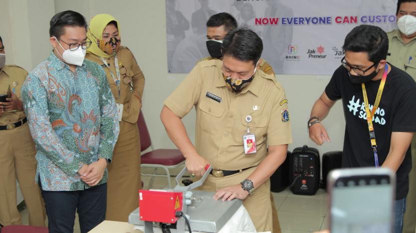 Plt Kepala Dinas PPKUKM DKI Jakarta Andri Yansyah (tengah) mencoba menjajal alat sablo dalam pelatihan UMKM di Jakarta.