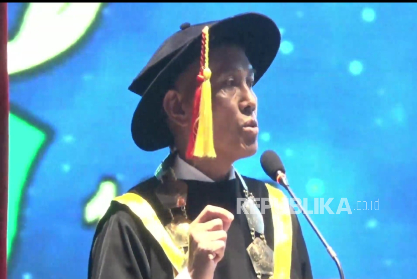 Plt Kepala Lembaga Layanan Pendidikan Tinggi (LLDIKTI) Wilayah VI Jawa Tengah sekaligus Rektor Universitas Muhammadiyah Surakarta (UMS), Prof Harun Joko Prayitno memberikan orasi ilmiah dalam prosesi Wisuda Sarjana Terapan Taruna Akademi Militer (Akmil) Magelang, Kamis (10/7/2025).