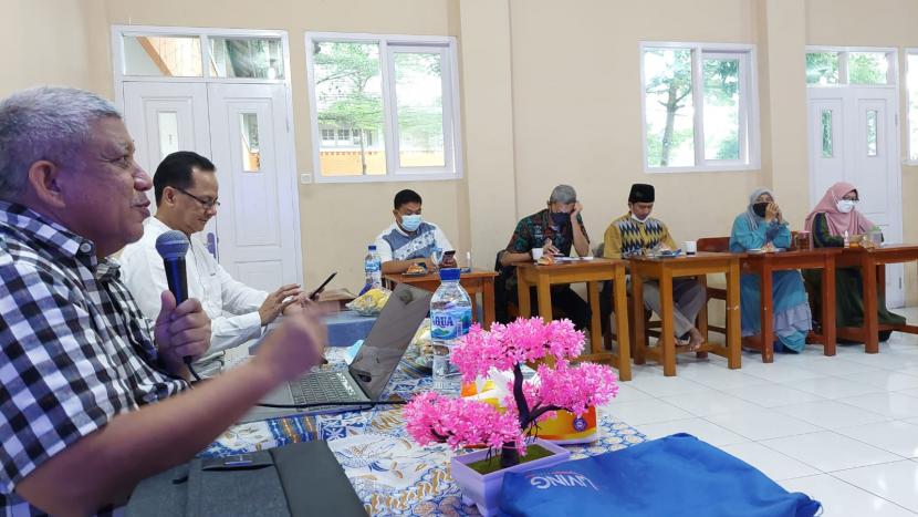 Plt  Kepala Pusat Kurikulum dan pembelajaran  Zulfikri Anas (kiri) menyampampaikan materi pada acara Pra-Sosialisasi Kebijakan Kemendikbudristek dalam rangka Pemulihan Pembelajaran yang diadakan  oleh Yayasan Perguruan Al Iman di Sekolah Islam Al Iman Citayam, Bojonggede, Bogor,  Sabtu (25/12).
