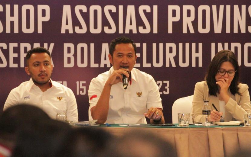 Plt Ketua Asprov DKi Jakarta Eko Setyawan (tengah) yang juga anggota Komite Eksekutif (Exco) PSSI ingin membangkitkan kembali sepak bola DKI yang mati suri akibat belum adanya Ketua Asprov tetap selama dua tahun ini.