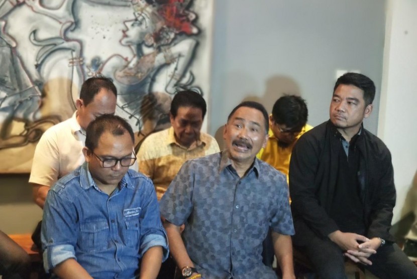 Plt Ketua DPD DKI Jakarta Rizal Mallarangeng (tengah depan) beserta seluruh jajaran pimpinan DPD Golkar tingkat II DKI Jakarta, menegaskan pencabutan dukungan untuk Bambang Soesatyo, dan menegaskan dukungan ke Airlangga Hartarto, di kediaman Rizal, Menteng, Jakarta Pusat, Ahad (30/6). 