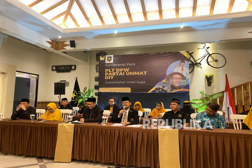 Plt Ketua DPW Partai Ummat Yogyakarta, Ichwan Tamrin Murdiyanta (tengah) saat menggelar konferensi pers tentang sosialisasi penerbitan Surat Keputusan Pelaksana Tugas (Plt) DPW Partai Ummat Yogyakarta untuk Periode 2025-2030 di Grand Rohan Hotel Jogja, Yogyakarta, Selasa (3/6/2025).