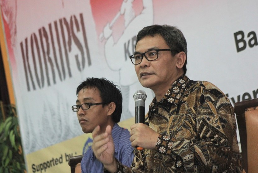 Plt Ketua Komisioner Komisi Pemberantasan Korupsi (KPK) Johan Budi memberi materi kuliah umum di Universitas Muhammadiyah Surabaya, Jatim, Senin (30/3). 