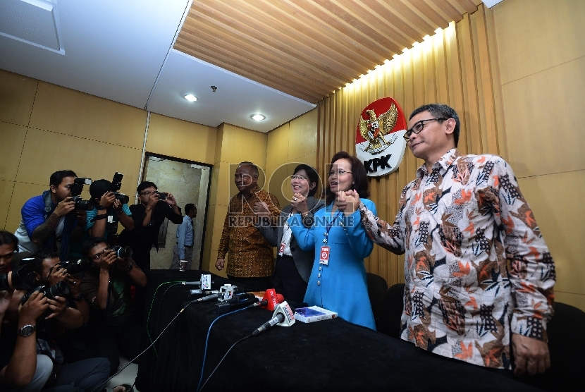 PLT Ketua KPK, Taufiequrachman Ruki , Ketua Pansel Capim KPK, Destry Damayanti, Juru Bicara Pansel KPK, Betti S Alisjahbana, dan Pimpinan KPK, Johan Budi (dari kiri ke kanan) berjabat tangan seusai memberikan keterangan pers, Selasa (9/6).(Republika/Raisan