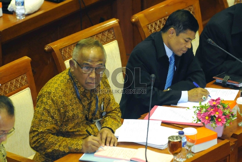 Plt Ketua KPK Taufiequrachman Ruki (kiri) dan Kepala PPATK Muhammad Yusuf (kanan) mengikuti rapat dengar pendapat bersama Komisi III di Gedung Nusantara II, Kompleks Parlemen Senayan, Jakarta Selatan, Kamis, 9 April 2015.