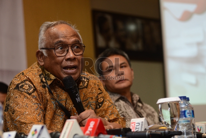 PLT Ketua KPK Taufiequrachman Ruki (kiri), PLT Ketua KPK Johan Budi (kanan) memberikan pemaparan capaian dan kinerja KPK Tahun 2015 di Gedung KPK, Jakarta, Selasa (15/12).
