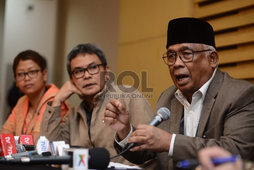 PLT Ketua KPK, Taufikurachman Ruki (kanan) memberikan keterangan kepada media terkait RUU KPK saat konferensi pers yang digelar di gedung KPK, Jakarta, Rabu (7/10).  (Republika/Raisan Al Farisi) 