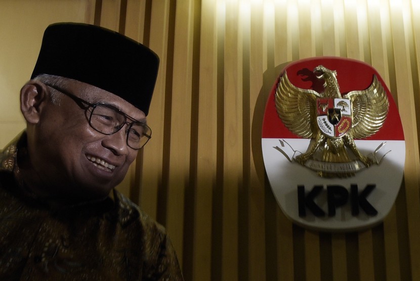 Plt Ketua KPK Taufiqurachman Ruki memberikan keterangan dalam konferensi pers di Gedung KPK, Jakarta, Selasa (23/6).