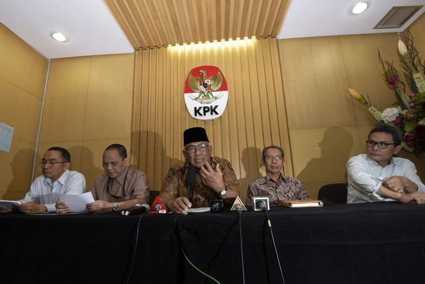 Plt Ketua KPK Taufiqurachman Ruki (tengah) didampingi empat pimpinan KPK (kiri-kanan) Adnan Pandu Pradja (kiri), Indriyanto Seno Adji, Zulkarnain dan Johan Budi memberikan keterangan dalam konferensi pers di Gedung KPK, Jakarta, Selasa (23/6).