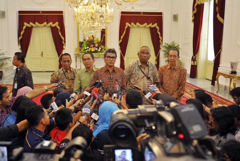 Plt.Ketua KPK Taufiqurrahman Ruki (kedua kanan), didampingi Plt. pimpinan KPK Johan (tengah), Indriyanto Senoadji (kiri), Zulkarnan (kedua kiri), Adnan Pandu Pradja (kanan) memberikan keterangan usai bertemu dengan Presiden Joko Widodo di Istana Merdeka, J
