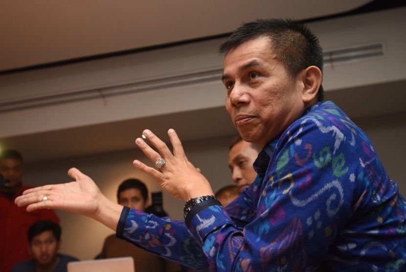 Plt Ketua Umum Persatuan Sepak bola Seluruh Indonesia (PSSI) Hinca Pandjaitan memberikan keterangan terkait pencabutan sanksi FIFA kepada PSSI di Kantor PSSI, Jakarta, Senin (16/5).