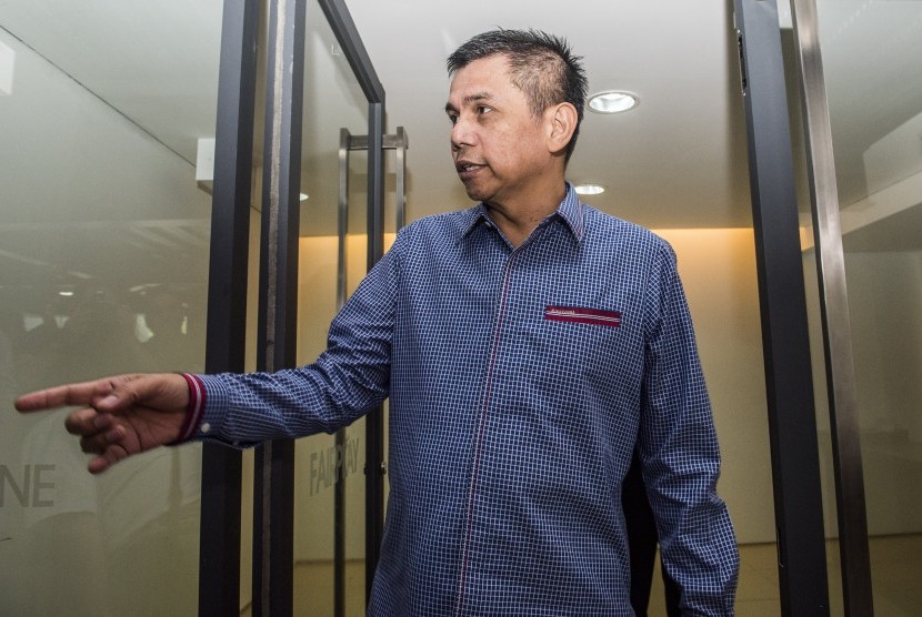Plt Ketua Umum PSSI Hinca Pandjaitan berjalan keluar ruang seusai melakukan pertemuan tertutup dengan perwakilan FIFA dan AFC di PSSI, Jakarta, Senin (20/6). 