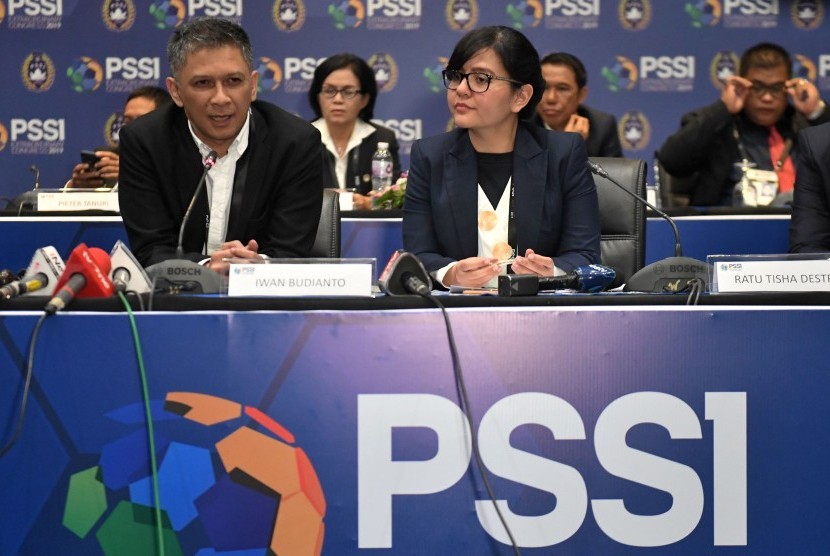 Plt Ketua Umum PSSI Iwan Budianto (kiri) didampingi Sekjen Ratu Tisha Destria (kanan) memberikan keterangan usai kongres luar biasa (KLB) PSSI di Jakarta, Sabtu (27/7/2019). 