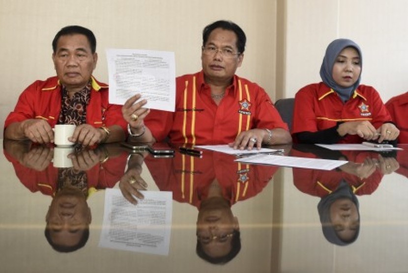 Plt Ketua Umum Sentral Organisasi Karyawan Swadiri Indonesia (Soksi) yang merupakan organisasi sayap Partai Golkar Ali Wongso Sinaga (tengah) didampingi pengurus lainnya memberikan keterangan pers terkait dualisme kepemimpinan Soksi di DPP Golkar, Jakarta, Sabtu (9/9). Soksi versi Ali Wongso mengajak pengurus Soksi versi Ade Komarudin untuk melakukan rekonsiliasi agar kemelut dualisme kepemimpinan dapat terselesaikan