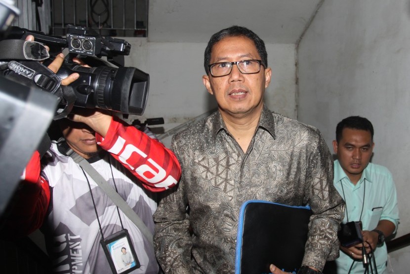 Plt Ketum PSSI Djoko Driyono: Plt Ketua Umum PSSI Joko Driyono (tengah) saat tiba di gedung Krimum sebelum menjalani pemeriksaan, Polda Metro Jaya, Jakarta, Kamis (21/2/2019).