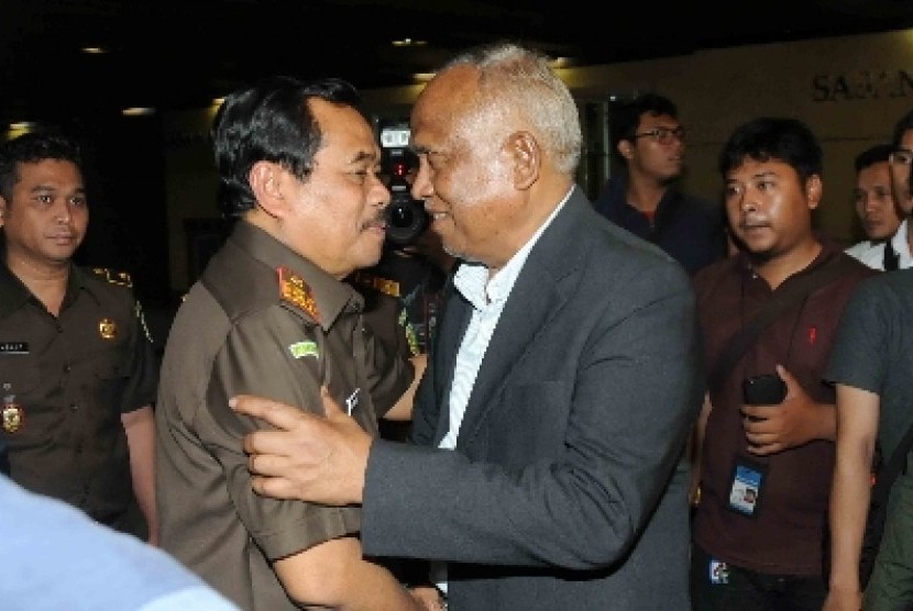 Plt KPK Taufiequrachman Ruki menyalami Jaksa Agung HM Prasetyo (kanan) di gedung Kejaksaan Agung, Senin (23/2).
