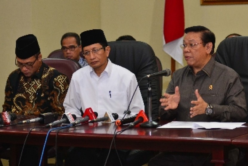 Plt Menteri Agama Agung Laksono (kanan), Wamenag Nazzaruddin Umar (tengah) dan Irjen Kemenag M Jasin berbicara saat konferensi pers terkait mundurnya Dirjen PHU di kantor Kemenag, Jakarta, Jumat (30/5). 
