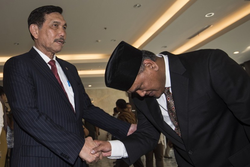 Plt Menteri ESDM Luhut Binsar Pandjaitan (kiri) memberikan ucapan selamat kepada Kepala Badan Geologi yang baru, Ego Syahrial, seusai pelantikan di Kantor Kementerian ESDM, Jakarta, Kamis (18/8).