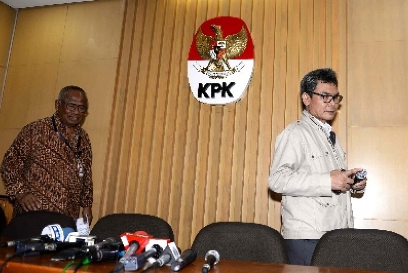 Plt Pimpinan KPK Johan Budi (kanan).