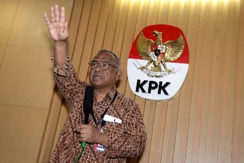 Plt Pimpinan KPK Taufiqurrahman Ruki saat konferensi pers di gedung KPK, Jakarta, Rabu (25/2).