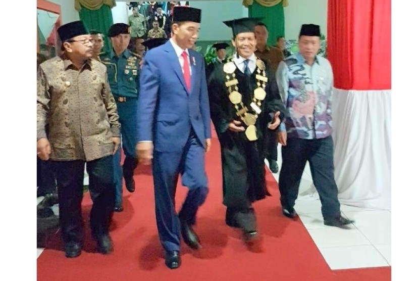 Plt Rektor UIN Malang (dua dari kanan) Prof Mudjia Rahardjo berdiskusi dengan Presiden Jokowi