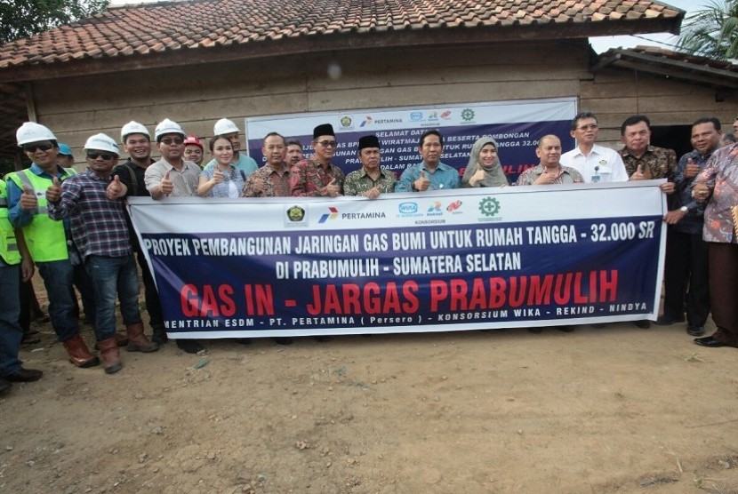 Plt Sekda Sumsel Joko Imam Sentosa meninjau langsung pemanfaatan jaringan gas kota oleh warga Prabumulih, Jumat (20/1). Usai peninjauan berfoto bersama dengan warga dan pekerja pembangunan jaringan gas kota di Prabumulih.