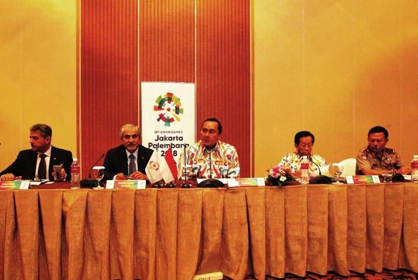 Plt Sekjen INASGOC, Harry Warganegara (tengah) dalam OCA Protocol Coordination Meeting yang berlangsung di Jakarta, Kamis (30/3).