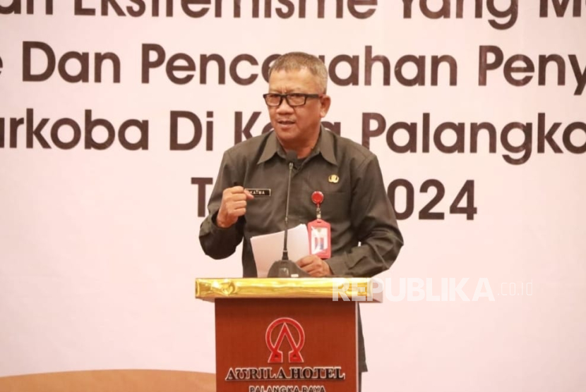 Plt Sekretaris Daerah (Sekda) Prov Kalteng M Katma F Dirun ketika membuka Sosialisasi Pencegahan Ekstremisme yang Mengarah pada Terorisme dan Pencegahan Penyalahgunaan Narkoba, di Meeting Room Aurila Hotel Palangka Raya, Senin (2/12/2024).