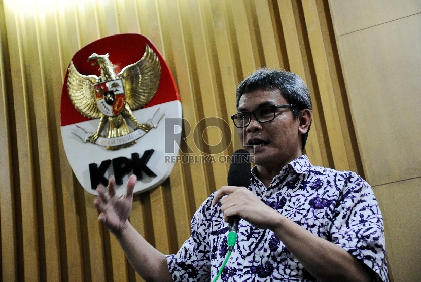 Plt Wakil Ketua Johan Budi melakukan jumpa pers terkait informasi penahanan Wakil Ketua KPK nonaktif Bambang Widjojanto oleh penyidik Bareskrim Polri di Gedung KPK, Jakarta, Kamis (23/4). (Republika/ Tahta Aidilla)