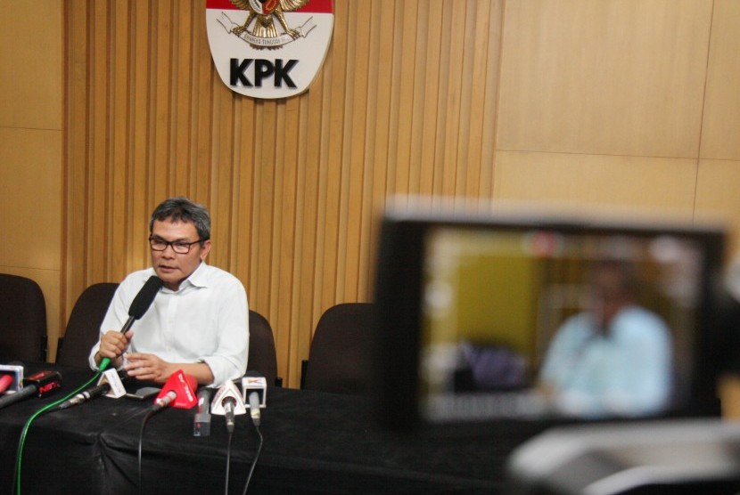 Plt Wakil Ketua Komisi Pemberantasan Korupsi (KPK) Johan Budi, memberikan penjelasan mengenai kelanjutan proses Hukum mantan Menteri Agama Suryadharma Ali (SDA), saat jumpa pers, di gedung KPK, Jakarta, Rabu (8/4).