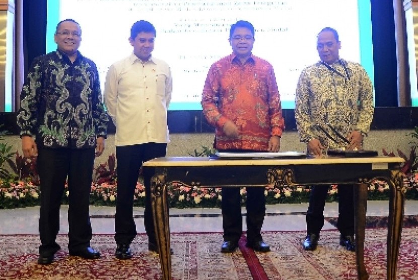 Plt Wakil Ketua KPK Indriyanto Seno Adji (kanan).