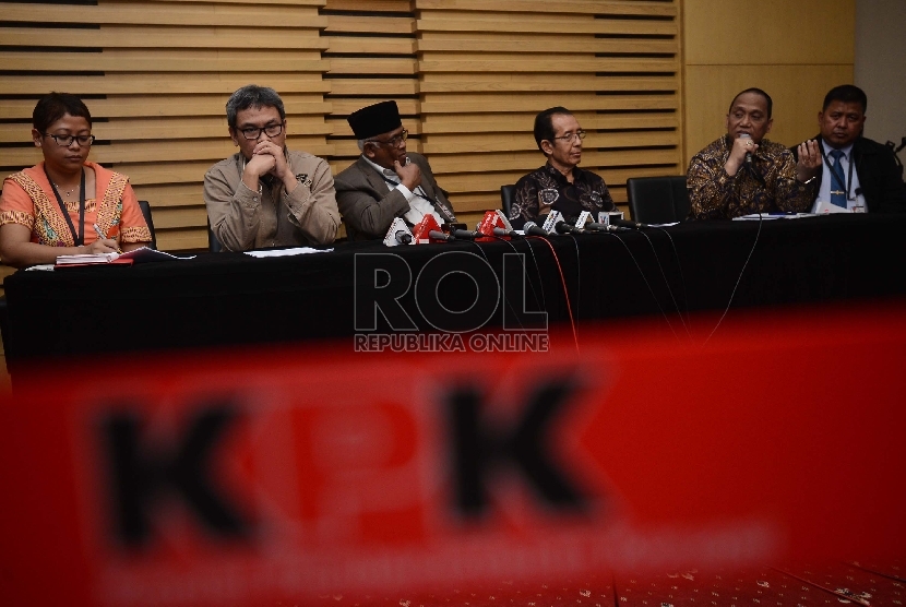PLT Wakil Ketua KPK, Indriyanto Seno Aji (kedua kanan) memberikan keterangan kepada media terkait RUU KPK saat konferensi pers yang digelar di gedung KPK, Jakarta, Rabu (7/10).  (Republika/Raisan Al Farisi) 