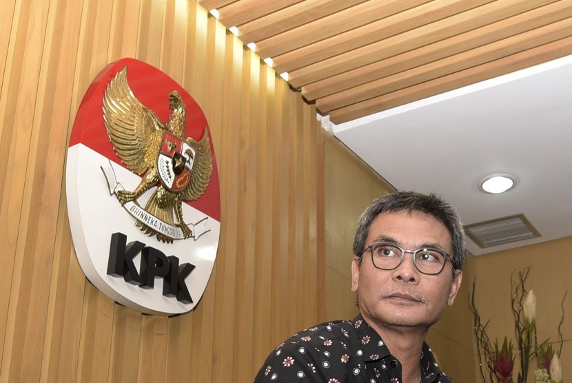  Plt Wakil Ketua KPK Johan Budi bersiap memberikan keterangan pers terkait penetapan tersangka baru di Gedung KPK, Jakarta, Jumat (26/6).