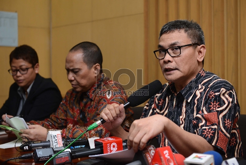 Plt Wakil Ketua KPK Johan Budi (kanan) bersama Plt Wakil Ketua KPK Indriyanto Seno Adji (tengah), menyampaikan penetapan tersangka terhadap Sekjen Partai NasDem Patrice Rio Capella, di Gedung KPK, Jakarta, Kamis (15/10).