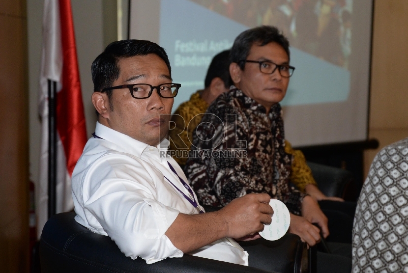 Plt. Wakil Ketua KPK Johan Budi (kanan), dan Wali Kota Bandung Ridwan Kamil menggelar konferensi pers Festival Anti Korupsi di Kantor KPK, Jakarta, Selasa (24/11).  (Republika/Yasin Habibi)