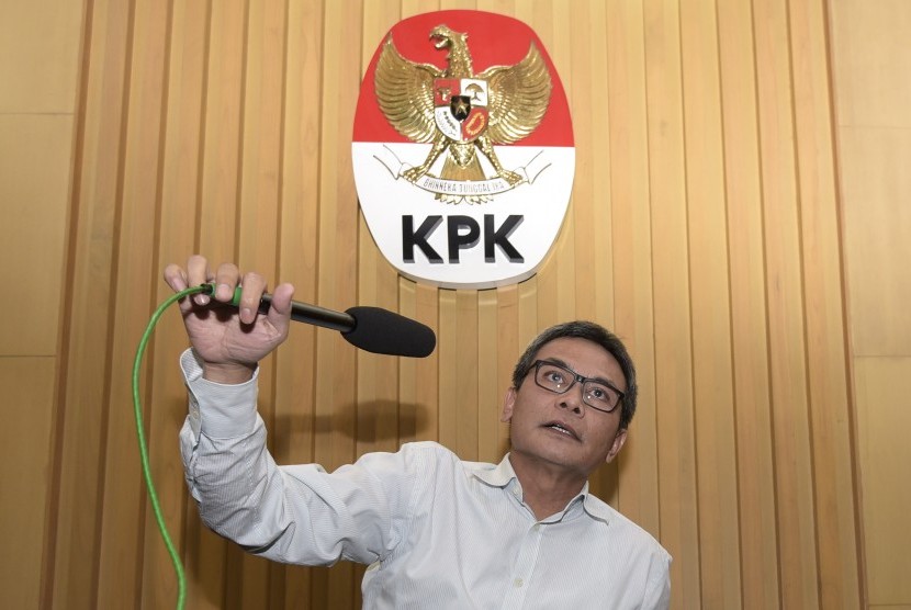 Plt Wakil Ketua KPK Johan Budi memberikan keterangan dalam konferensi pers di Gedung KPK, Jakarta, Selasa (23/6). 