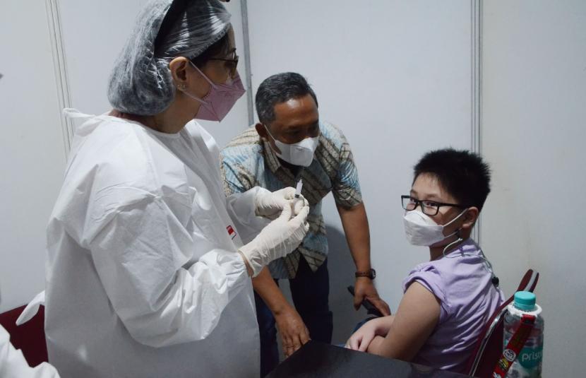 Plt Wali Kota Bandung Yana Mulyana meninjau vaksinasi massal bagi anak usia 6-12 tahun di SD Bintang Mulia, Kota Bandung, Jumat (14/1/2022).