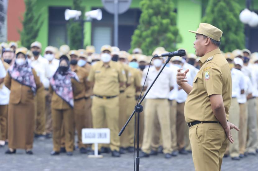 Plt Wali Kota Bekasi Tri Adhianto Tjahyono memimpin apel aparatur sipil negara (ASN) Pemkot Bekasi.