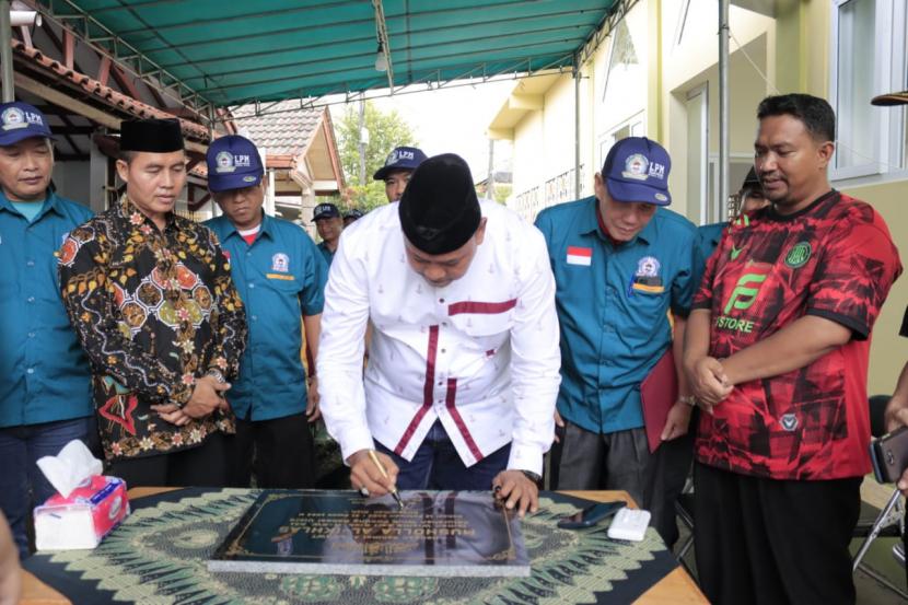 Plt Wali Kota Bekasi Tri Adhianto Tjahyono meresmikan mushola Al-Ikhlas, di RW 031, Taman Wisma Asri Blok M, Kelurahan Teluk Pucung, Kecamatan Bekasi Utara, Senin (13/2/2023). 